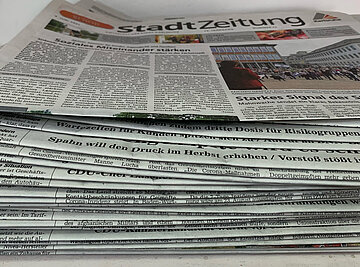 Stapel mit Karlsruher Zeitungen