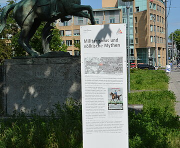 Kommentierende Informationsstele zum Leibdragoner-Denkmal vor der Christuskirche beim Mühlburger Tor 2023