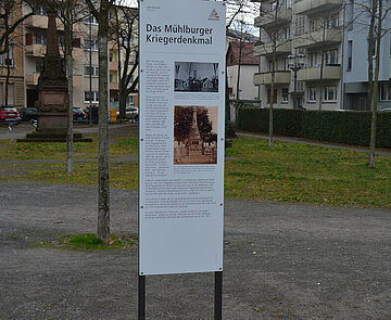 Kommentierende Informationsstele zum Kriegerdenkmal auf dem Mühlburger Lindenplatz 2022       