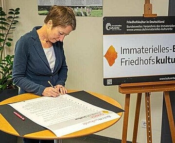Erbe pflegen: Mit der Unterzeichnung durch BM Lisbach verpflichtet sich Karlsruhe, den Charta-Leitsätzen zu folgen.