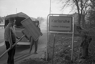 Auswechslung des Ortsschilds anlässlich der Eingemeindung von Grötzingen 1974