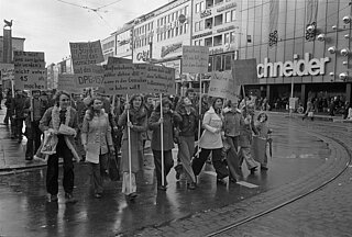 Demonstrationszug beim Europaplatz vor der Urabstimmung über einen Streik im öffentlichen Dienst 1974