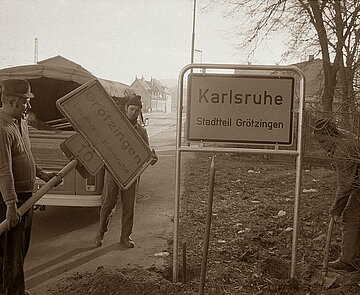 Austausch des Ortsschildes am Ortseingang von Grötzingen anlässlich der Eingemeindung der Gemeinde Grötzingen nach Karlsruhe, 1974