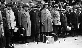 Die sieben Opfer der Schaufahrt bei der Ankunft im KZ Kislau – ein Propagandafoto der Nationalsozialisten