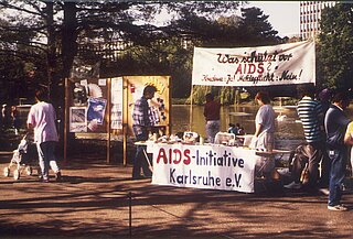Foto eines Infostands der AIDS-Initiative Karlsruhe im Karlsruher Stadtgarten