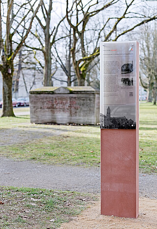 Stele als Kommentierung des Ehrenmals der 35. Infanterie-Division am Grünstreifen zwischen Südlicher und Nördlicher Hildapromenade beim Haydnplatz/Ecke Kochstraße im Jahr 2016