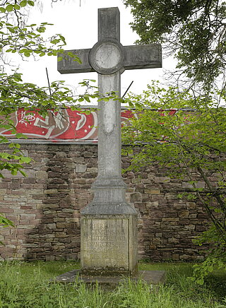 Grabdenkmal mit Hochkreuz für die gefallenen deutschen und französischen Soldaten des Krieges von 1870/71