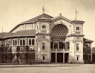 Die von Josef Durm errichtete Festhalle wurde 1877 eingeweiht und hatte lange den größten Saal in der Stadt, um 1885