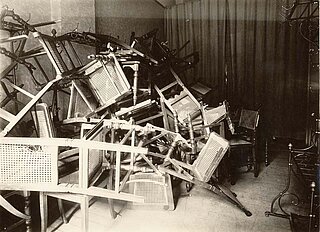 Zerstörte Stühle im Bürgersaal infolge der Schlägereien zwischen Kommunisten und Nationalsozialisten in der Bürgerausschusssitzung am 11. Mai 1931, Stadtarchiv Karlsruhe 8/PBS oXI 355