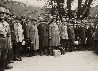 Ludwig Marum (Mitte), der ehemalige badische Regierungschef Adam Remmele (2. v. l.) und fünf weitere bekannte Sozialdemokraten nach der Ankunft am 16. Mai 1933 im Innenhof des KZ Kislau