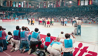 Abschlussveranstaltung der World Games in der Europahalle. Das slowakische Ensemble Lucnica führt osteuropäische Tanzfolklore auf.