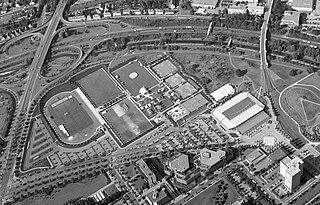 Luftaufnahme des Geländes bei der Europahalle mit den Spielstätten und Infrastruktur, 20. Juli 1989