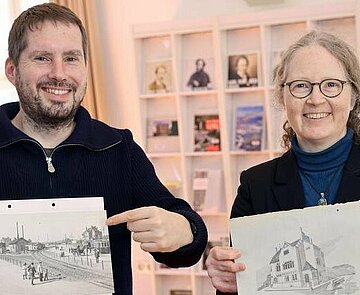 Eric Wychlacz und Katrin Dort vom Stadtarchiv unterstützen "Erkennen Sie Karlsruhe?" mit Rat und Tat. 