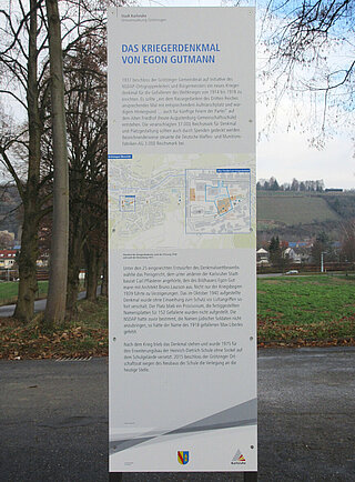 Kommentierende Informationsstele zum Kriegerdenkmal von Egon Gutmann vor dem Grötzinger Friedhof 2016