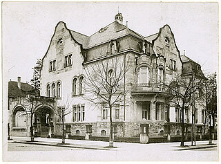 Eckansicht von Nordost der im Zweiten Weltkrieg zerstörten Villa Koelle in der Stabelstraße 2 (Ecke Moltkestraße)