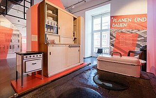 Eine "Frankfurter Küche" aus der Dammerstock-Siedlung im Bereich Planen und Bauen, Gustai/pixelgrün