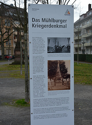 Kommentierende Informationsstele zum Kriegerdenkmal auf dem Mühlburger Lindenplatz 2022