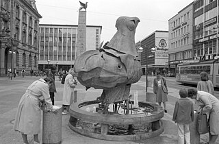 Europabrunnen mit Phönixfigur auf dem Europaplatz, im Hintergrund das Leibgrenadierdenkmal, 1979