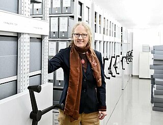 Katrin Dort fühlt sich in den Archivräumen wohl. Seit 2020 ist sie dort auch Leiterin und wirkt bei der Ideenentwicklung für Ausstellungen und dergleichen mit.