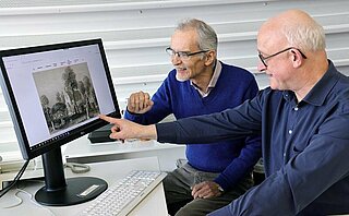 Peter Pretsch (links) vom Förderverein Karlsruher Stadtgeschichte und Stadthistoriker Volker Steck stellen die Online-Dokumentation über den Alten Friedhof vor. 