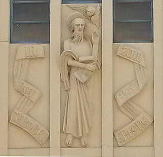 Teil des mittleren, dreiteilig ausgebildeten Fensters der Matthäuskirche mit Plastik einer Heiligenfigur