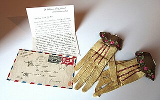 Brief und Lederhandschuhe