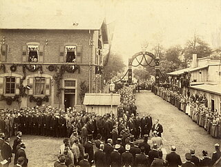 Arbeiterinnen der Deutschen Waffen- und Munitionsfabrik in Karlsruhe anlässlich eines Besuchs des Großherzogs Friedrich I. im Mai 1895
