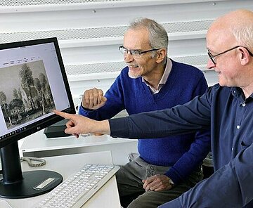 Peter Pretsch (links) vom Förderverein Karlsruher Stadtgeschichte und Stadthistoriker Volker Steck stellen die Online-Dokumentation über den Alten Friedhof vor. 