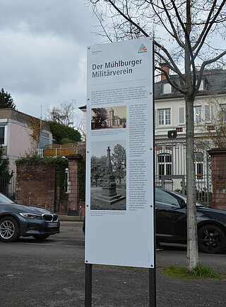 Kommentierende Informationsstele zum Kriegerdenkmal auf dem Mühlburger Lindenplatz 2022