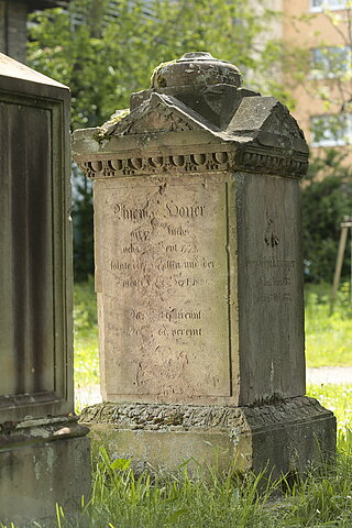 Grabdenkmal für Christian Friedrich und Auguste Hoyer sowie für Auguste Dorothea und Georg Joseph Kintzinger