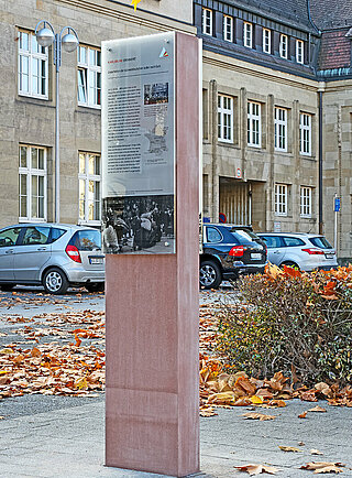 Stele zur Deportation der Jüdinnen und Juden am Bahnhofplatz im Jahr 2015
